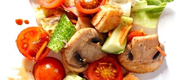 Свежий салат с шампиньонами и адыгейским сыром