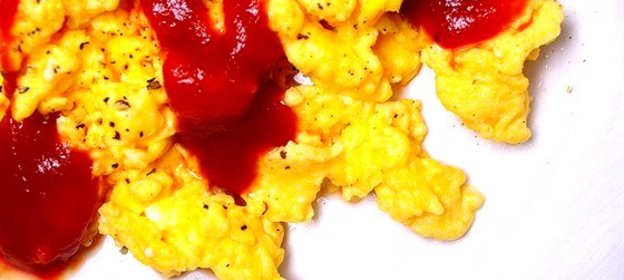 Болтунья с помидорами