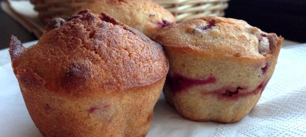 Банановые маффины с клюквой