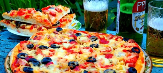 Пицца с егерскими колбасками и помидорами черри