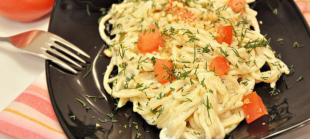 Спагетти в сливочно-сырном соусе с орехами