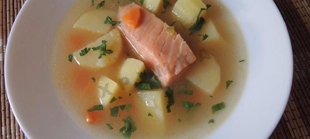 Рыбный суп уха из красной рыбы