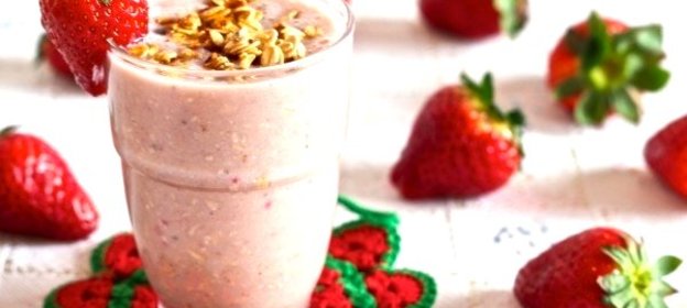 Овсяный смузи с бананами и клубникой