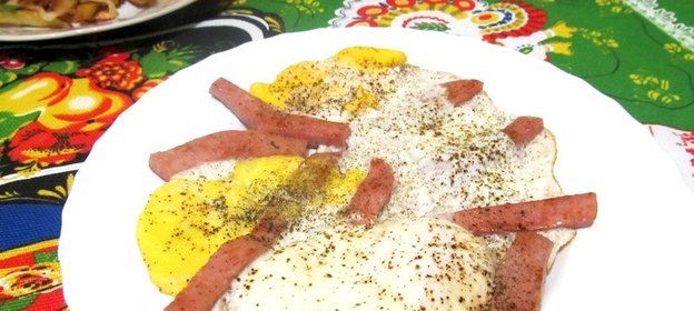 Яичница с колбасой