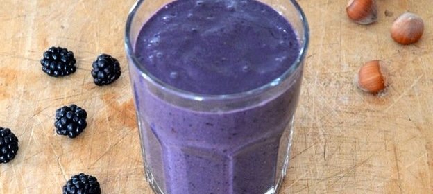 Ежевичный смузи с пастой из фундука