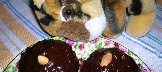 Сырные кексы с фисташками и малиновым джемом