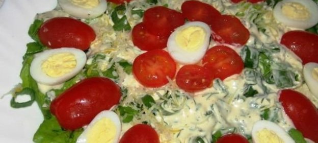 Салат со шпинатом, помидорами и перепелиными яйцами