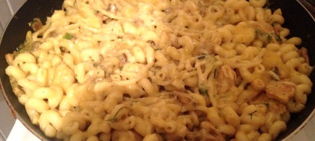 Макароны с курицей и грибами в сливочном соусе с карри