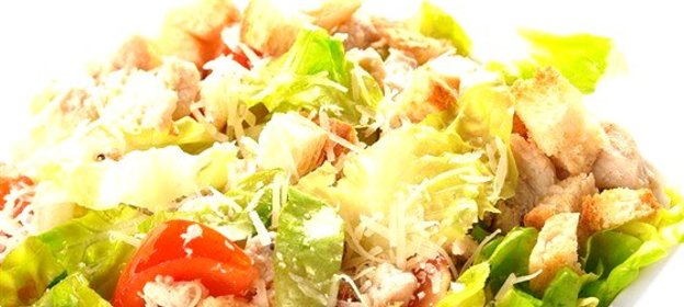 Салат «Цезарь» с чесночным майонезом