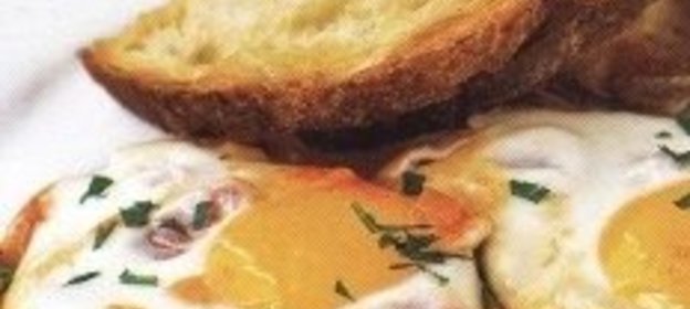 Яичница с томатным соусом