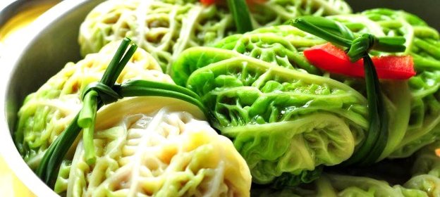 Печеные голубцы из савойской капусты