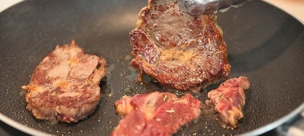 Стейк на сковороде