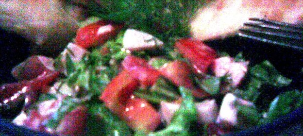 Салат с рукколой, ветчиной и помидорами и Пресные дрожжевые лепешки к нему