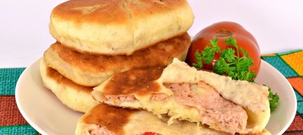 Дрожжевые лепешки с мясом на сковороде
