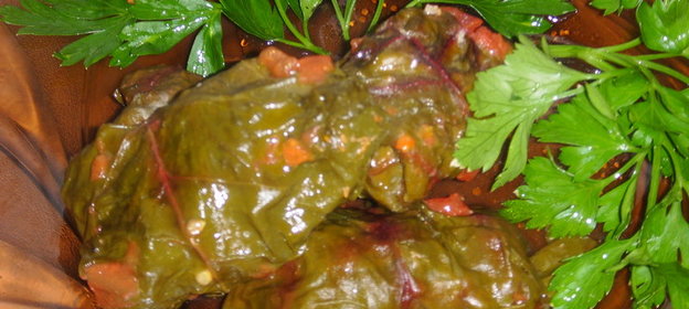 Маленькие голубцы в свекольных листьях