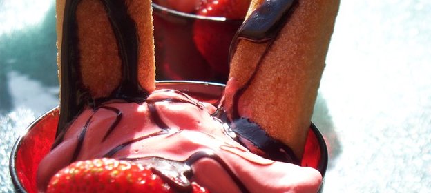 Десерт, клубника со взбитыми сливками ВИКТОРИЯ