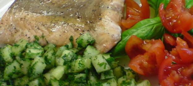 Сальса огуречная с жареным лососем