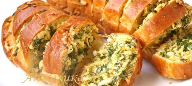 Запечённый батон с чесноком и сыром