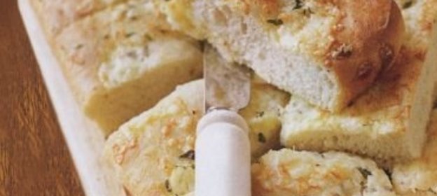 Плоский хлеб с чесноком, тимьяном и сыром