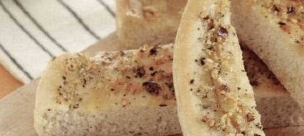 Чесночная пицца с оливковым маслом и специями