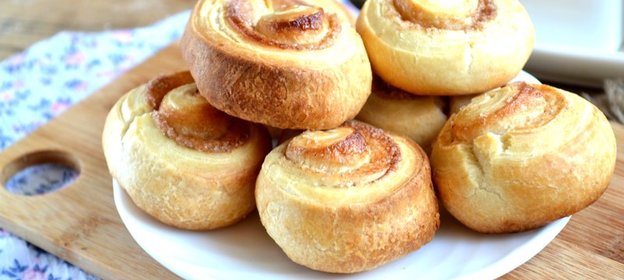 Булочки с корицей из слоеного теста