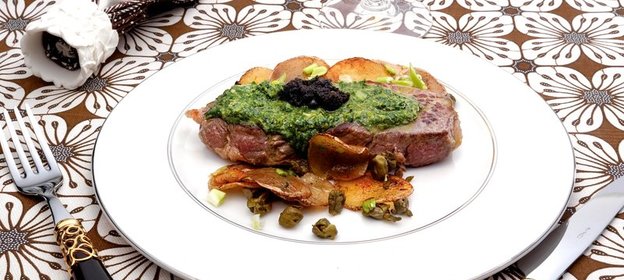 Стейк с базиликом и оливковым тапенадом