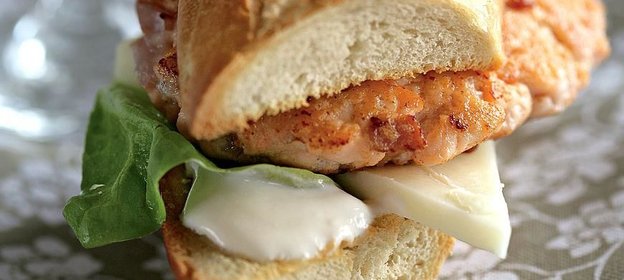 Бургеры из семги с беконом в багете