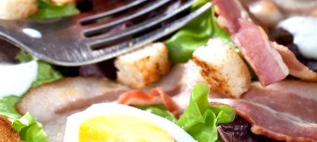 Салат «Цезарь» с беконом