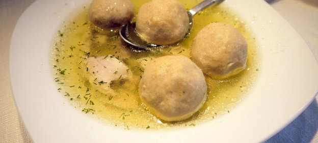 Куринный бульон с кнедлями из мацы (кнейдлах)