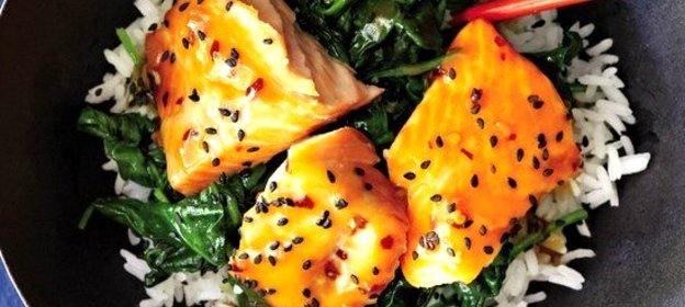 Лосось под лаймовым дрессингом в миске по‑азиатски