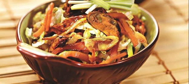 Теплый салат с мидиями