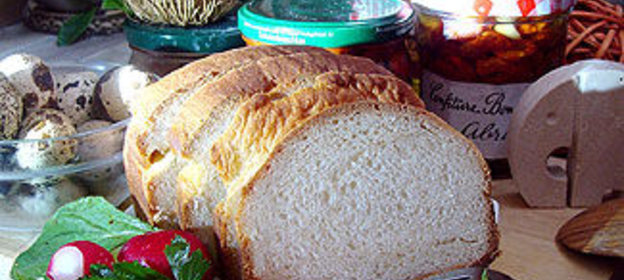 Простой хлеб с оливковым маслом и вяленые томаты