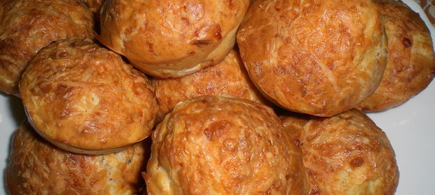 Закусочные кексы с сыром и крабовыми палочками