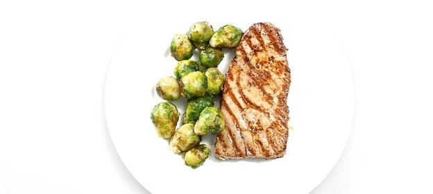Стейк из тунца с гарниром из брюссельской капусты