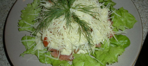 салат цезарь с форелью