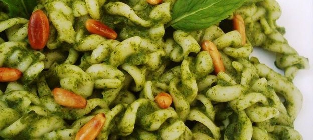 Макароны под шпинатным соусом с фисташками