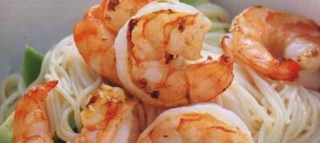 Спагетти с креветками и авокадо