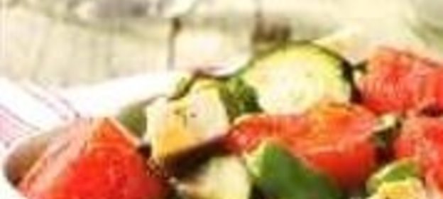 Салат, тушенный со сметаной