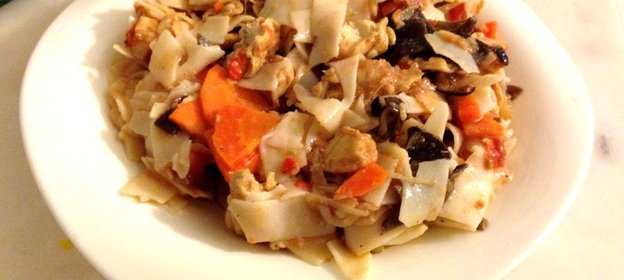 Рисовая лапша с курицей и древесными грибами