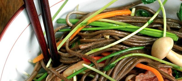 Гречневая лапша с овощами, уткой и древесными грибами