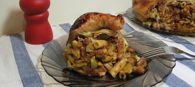 Курица, фаршированная фасолью с макаронами