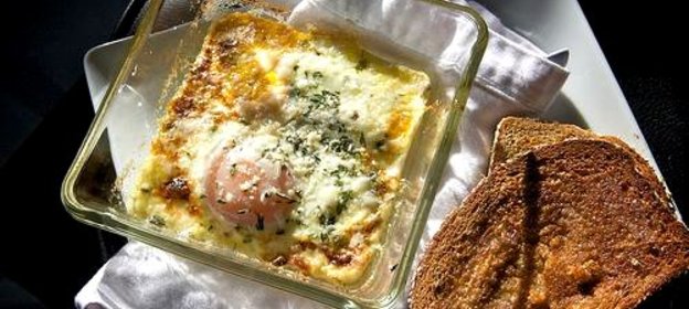 Запеченная яичница с зеленью