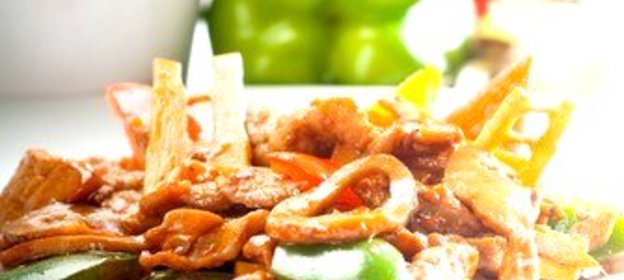 Жареные зеленые овощи с халлоуми и грибами