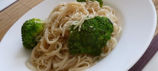 Рисовая лапша с брокколи и фенхелем