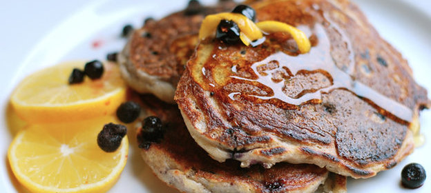 Оладьи с черникой и лимоном