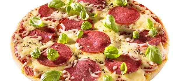 Пицца с сырокопченой колбасой