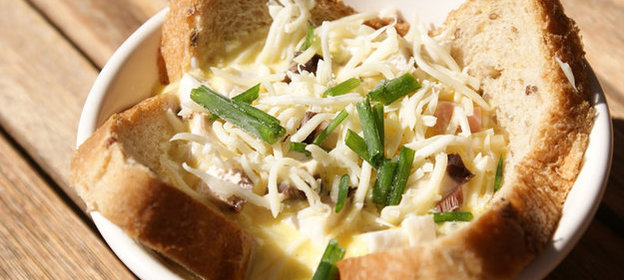 Яйцо, запеченное на хлебе