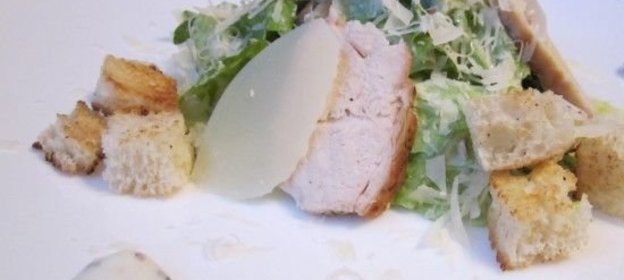 Салат Цезарь с курицей и йогуртом