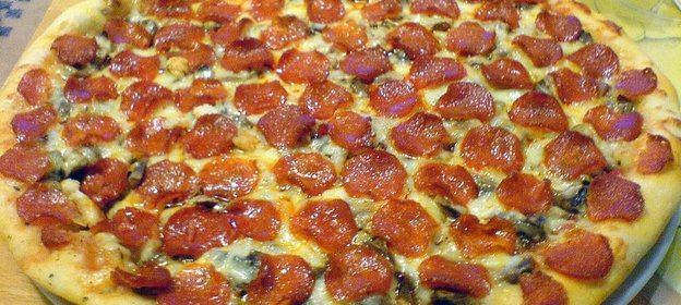 Пицца с грибами, сыром Mozzarella и колбасой Pepperoni