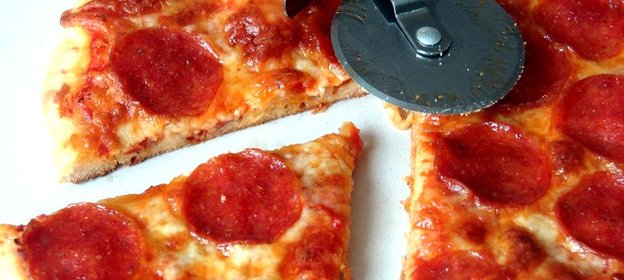 Пицца с копченой колбаской